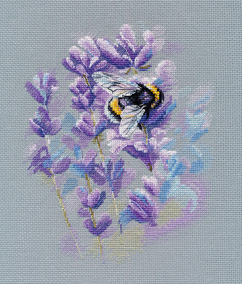 Siuvinėjimo kryželiu rinkinys „Kamanė ant levandų“, 15×20 cm