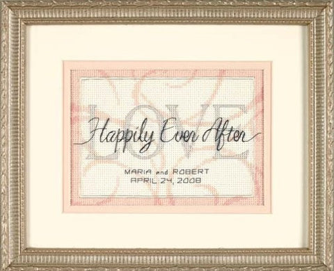 Personalizuotas kryželiu siuvinėjimas "Happily Ever After" su vardais Maria ir Robert, data 2008‑04‑24, rožiniu intarpu ir ornamentiniu aukso rėmu