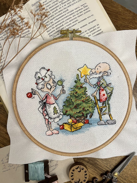 Siuvinėjimo kryželiu rinkinys „Močiutė ir Naujieji metai“ 13,5×13,5 cm