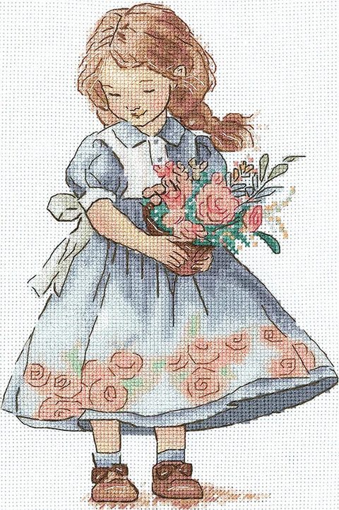 Kryželių paveikslas mergaitė su puokšte — mėlyna su rožinėmis rožėmis, pilna figūra, 30×40 cm drobė