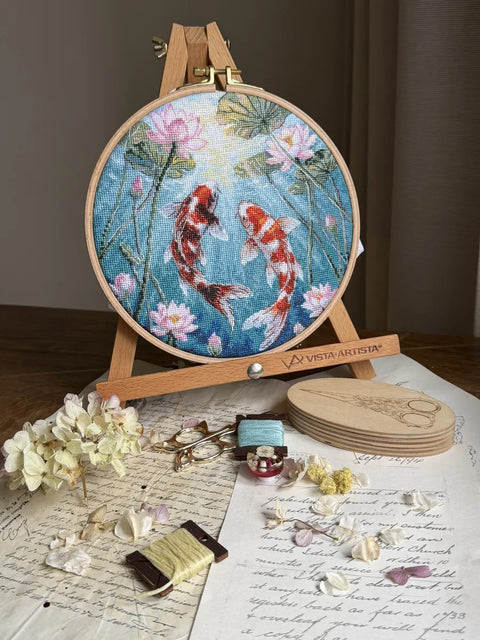 Kryželių siuvinėjimo rinkinys „Karpiai ir lotosai“ 21,5×21,5 cm, 37 spalvos