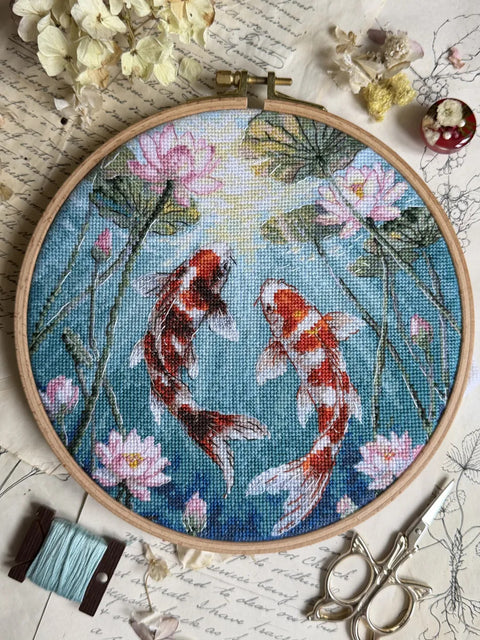Kryželių siuvinėjimo rinkinys „Karpiai ir lotosai“ 21,5×21,5 cm, 37 spalvos