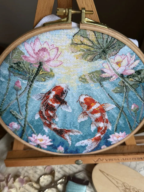 Kryželių siuvinėjimo rinkinys „Karpiai ir lotosai“ 21,5×21,5 cm, 37 spalvos