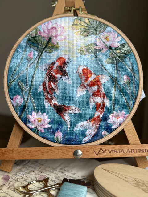 Kryželių siuvinėjimo rinkinys „Karpiai ir lotosai“ 21,5×21,5 cm, 37 spalvos