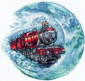 Siuvinėjimo rinkinys su apvaliu motyvu: raudonas garvežys „Moon Express“ mėnulio ir debesų fone, 30 cm diam.