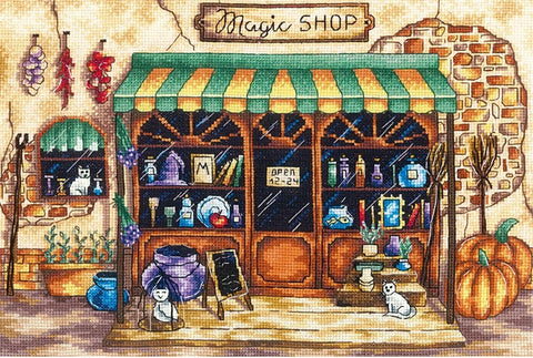 Ilustracija – spalvingas magijos parduotuvės fasadas su žaliu stogeliu, moliūgais, katėmis ir detaliomis lentynomis