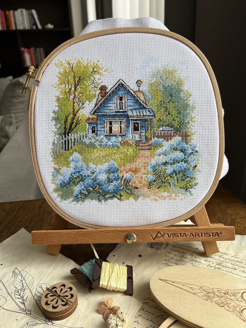 Žavingas siuvinėjimo rinkinys kryželiu „Sodyboje“ 17.5×17 cm mėgėjams