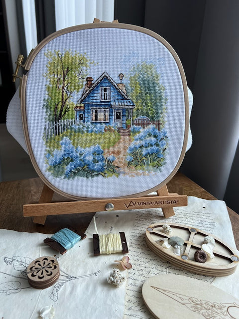 Žavingas siuvinėjimo rinkinys kryželiu „Sodyboje“ 17.5×17 cm mėgėjams