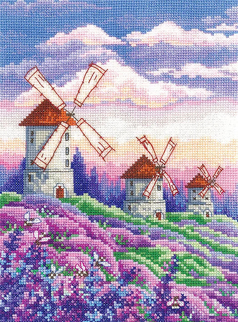 Siuvinėjimo rinkinys kryželiu su trimis vėjo malūnais virš purpurinių levandų laukų ir rožiniais debesimis, 30×40 cm