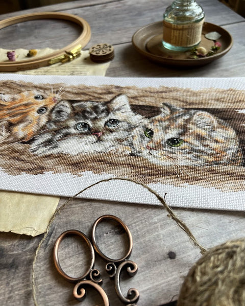Kryželiu siuvinėjimo rinkinys „Pūkuotas trio“, 35×14,5 cm