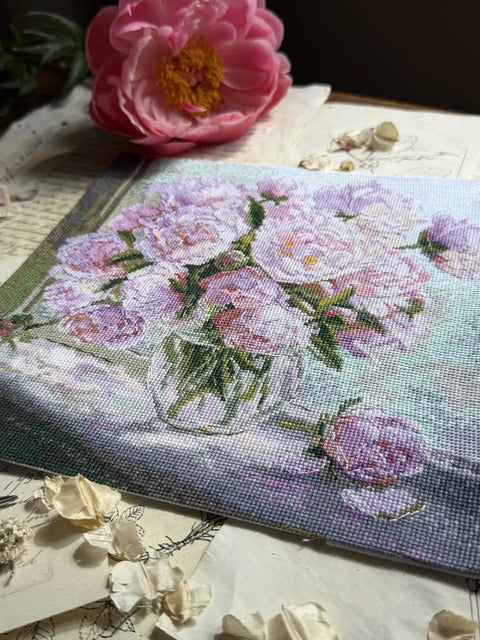 Kryželių siuvinėjimo rinkinys „Bijūnai prie lango“ 24,5×24,5 cm