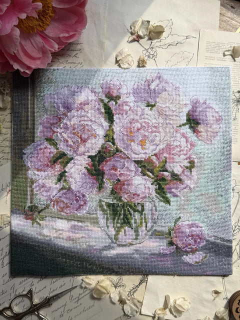 Kryželių siuvinėjimo rinkinys „Bijūnai prie lango“ 24,5×24,5 cm