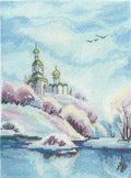 Siuvinėjimo rinkinys – žieminė cerkvė ant kalvos su sniegu, pastelinės mėlynos ir rožinės paletės, 30×40 cm audinys