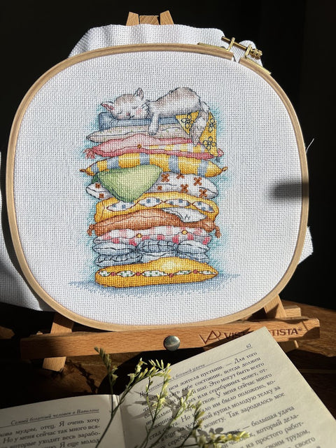 Siuvinėjimo kryželiu rinkinys „Poilsiaujanti katė“ 13,5×16 cm