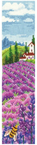 knygos skirtukas siuvinėtas kryželiu su violetine levandų pieva, bitute priekyje ir baltu nameliu fone, 5×18 cm