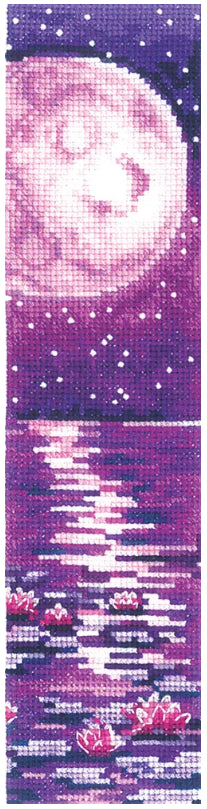 Paveikslas violetinis, vertikalus 30×90 cm, mėnulio atspindys ant vandens su rožinėmis lelijomis, detalus artimas kampas