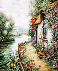 Siuvinėjimo paveikslas namelis prie upės su ryškiai rožinėmis ir raudonomis gėlėmis, smėlio takas, 40×50 cm variantas