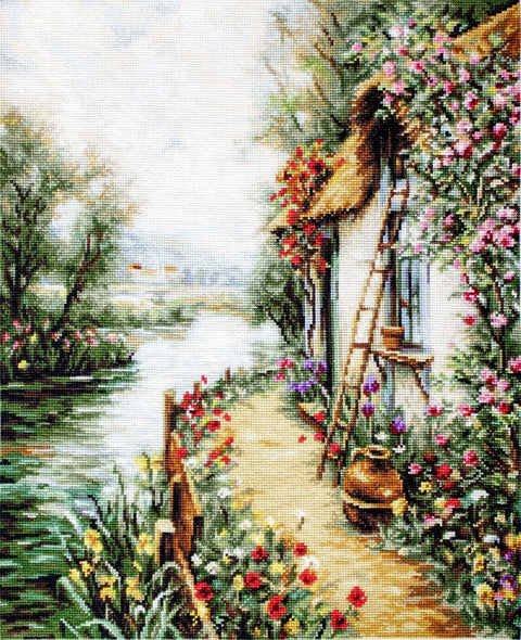 Siuvinėjimo paveikslas namelis prie upės su ryškiai rožinėmis ir raudonomis gėlėmis, smėlio takas, 40×50 cm variantas