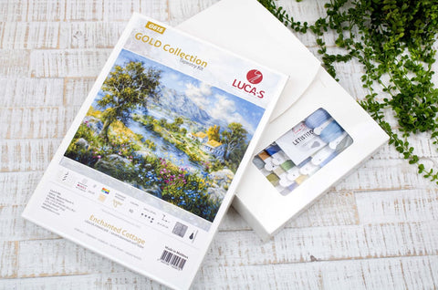 Gobeleno rinkinys Luca‑S Enchanted Cottage su piešiniu peizažo motyvu ir pridėtu daugiaspalviu siūlų rinkiniu pakuotėje