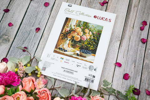 Produktų puslapiui – LUCA‑S gobeleno rinkinys "Vase with Roses and Blueberries" baltoje dėžutėje ant medinio fono, kampu, su dekoratyvinėmis gėlėmis
