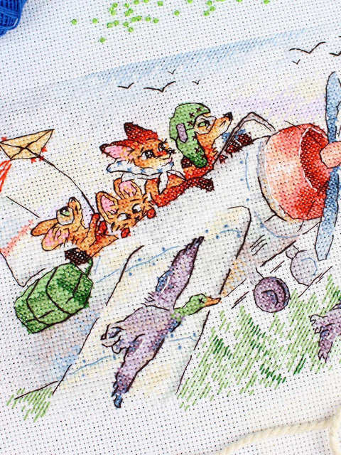 Kryželiu siuvinėjimo rinkinys „Skriskime į pietus“ 15×20 cm, 14 ct, 25 spalvų