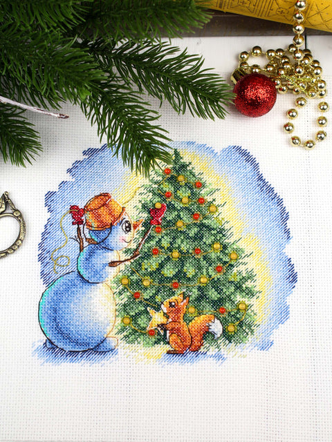 Siuvinėjimo kryželiu rinkinys „Puošiant Kalėdų eglutę“ 17×15 cm