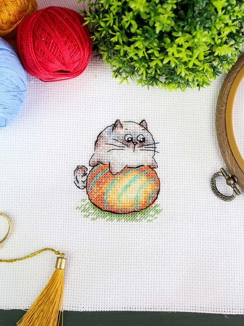 Kryželiu siuvinėjimo rinkinys „Katinėlis su kamuoliu“, 7x6 cm