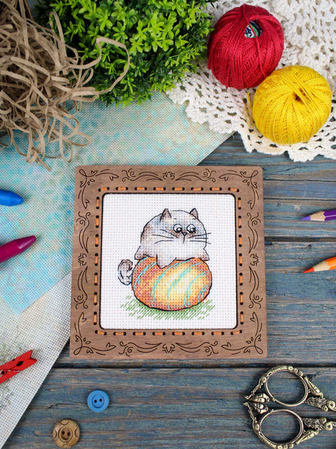 Kryželiu siuvinėjimo rinkinys „Katinėlis su kamuoliu“, 7x6 cm