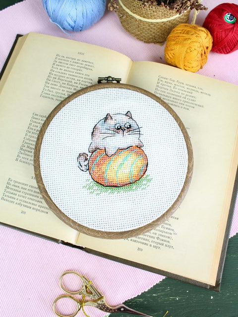 Kryželiu siuvinėjimo rinkinys „Katinėlis su kamuoliu“, 7x6 cm