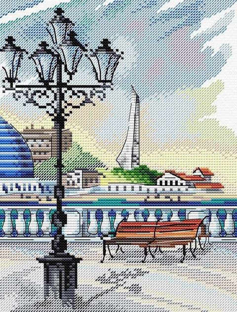 Siuvinėtas jūros peizažas 40×30 cm, spalvotas prieplaukos motyvas su suoliuku ir senoviniu žibintu, skirtas pakabinimui