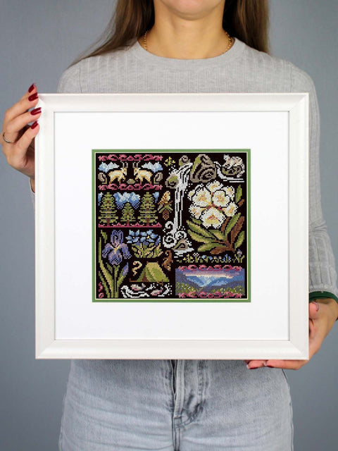 Kryželiu siuvinėjimo rinkinys „Prieblanda kalnuose“ 19x19 cm, 16 ct juoda kanva
