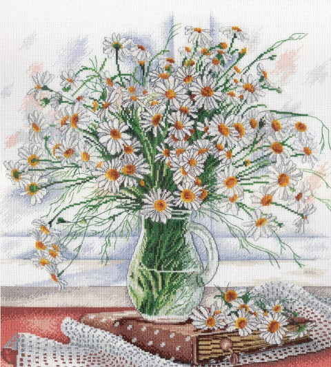 Kryželių rinkinys: baigtas baltų ramunių puokštės modelis ąsotyje su oranžiniais centrais, matoma audinio tekstūra