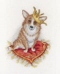 Siuvinys karališkas corgi su auksine karūna sėdi ant raudonos kutuotos pagalvėlės, smulkus kryželiu darbas