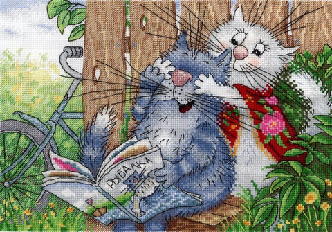 Siuvinėjimo rinkinys spalvinga katinų scena su mėlynu ir baltu katinu prie dviračio ir atviru žurnalu, ryškios gėlės ir raištelis