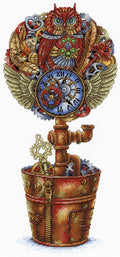 Kryželiu siuvinys — steampunk pelėda su laikrodžiu ir sparnais, vario bei raudoni atspalviai, vertikalus pilnas vaizdas