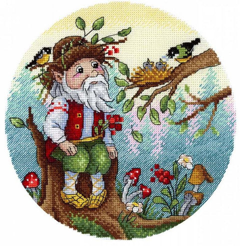 Siuvinėjimo rinkinys – apvalus miško nykštukas ant šakos su paukščiais, lizdu ir ryškiomis raudonomis grybų detalėmis