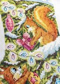 Kryželių rinkinys, artimas detalės vaizdas: oranžinė voverė laiko rožinę dovanėlę ant snieguotos eglutės