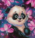 Kryželių rinkinys panda – pilnas spalvų modelis su ryškiomis rožinėmis gėlėmis ir matoma siūlų tekstūra