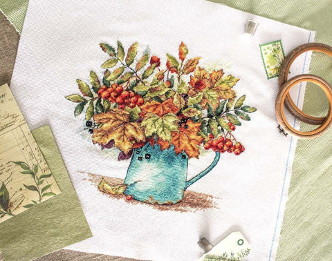 Siuvinėtas servetė‑rankšluostis su rudens lapų ir raudonų uogų puokšte turkio ąsočio motyve, iš viršaus, artimas planas, 30×30 cm
