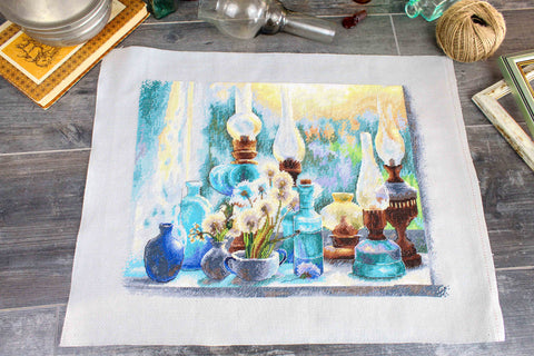 Kryželių siuvinys mėlynais ir žalsvais tonais, 40×30 cm, baigtas ant balto audinio, rodoma iš viršaus