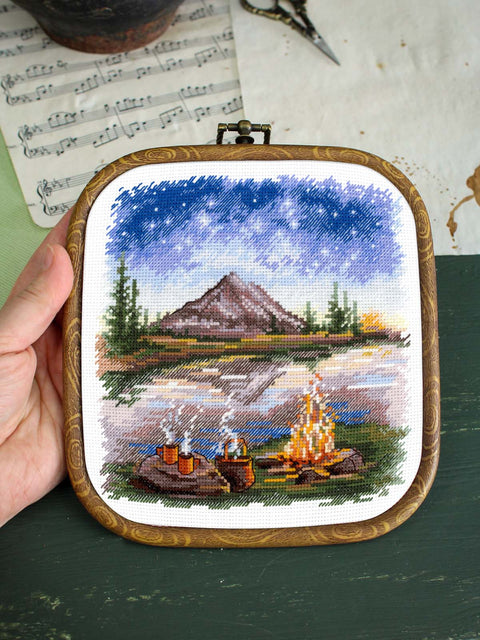 Kryželių siuvinėjimo rinkinys „Po žvaigždėtu dangumi“ 16x16 cm