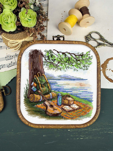 Kryželiu siuvinėjimo rinkinys „Turistų stotelė“ 16x16 cm, 26 spalvos