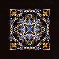 Kryželių rinkinys su mėlynos–auksinės ornamentikos kvadratiniu raštu ant juodo audinio, artimas planas, 25×25 cm