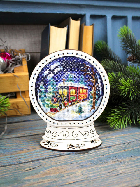 Siuvinėjimo kryželiu rinkinys „Sniego gaublys. Žiemos traukinys“ 14x11x5 cm