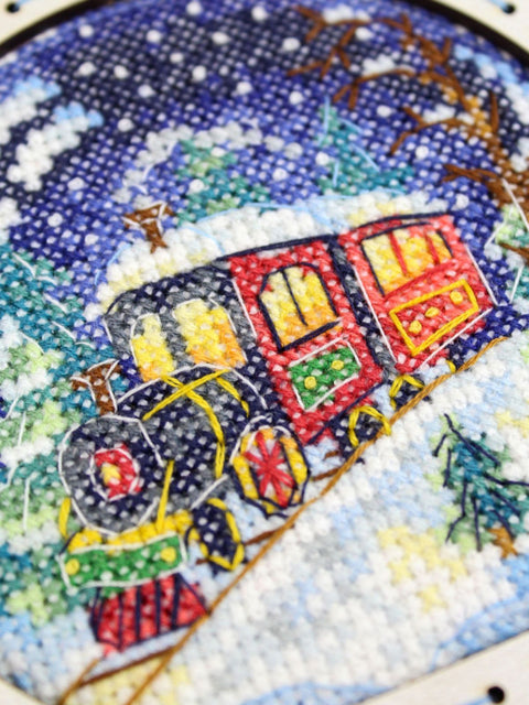 Siuvinėjimo kryželiu rinkinys „Sniego gaublys. Žiemos traukinys“ 14x11x5 cm