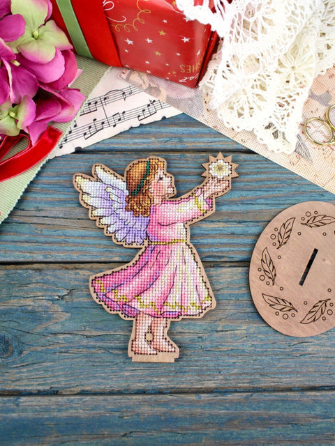 Siuvinėjimo kryželiu rinkinys ant medinio pagrindo „Angelas“ 15x12x8 cm