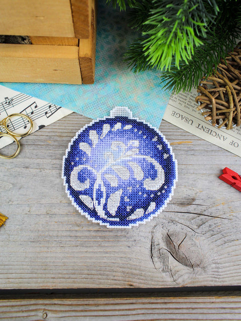 Siuvinėjimo kryželiu rinkinys kalėdiniam žaisliukui „Safyro spindesys“ 10x9 cm