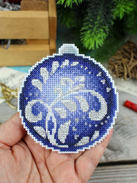 Siuvinėjimo kryželiu rinkinys kalėdiniam žaisliukui „Safyro spindesys“ 10x9 cm