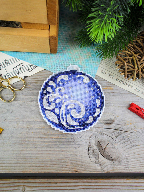 Siuvinėjimo kryželiu rinkinys kalėdiniam žaisliukui „Safyro spindesys“ 10x9 cm