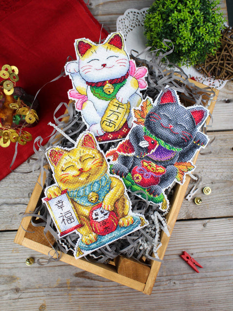 Siuvinėjimo kryželiu rinkinys „Auksinė Maneki-neko katė“ 13x10 cm